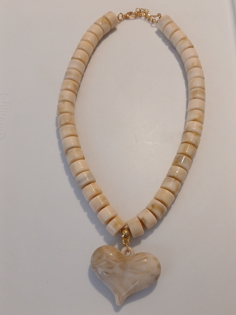 Fashion Jewelry Cream Beaded Necklace with Marbled Heart Pendant